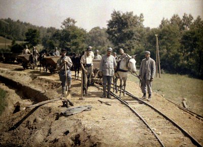 Soldados franceses del 11º Regimiento de Artillería instalando vías para un ferrocarril de ancho estrecho de 600 mm, Soissons, Aisne, Francia, 1917 de Fernand Cuville